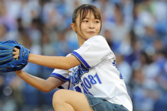 【画像】百川晴香さん、スカートの“中”丸見え豪快足上げ始球式wwwwwwwwww