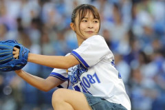 【動画】百川晴香さん、ミニスカお構いなしの豪快足上げ始球式