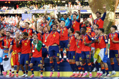 ‼️【サッカー】無敵艦隊スペインW杯制覇! 延長戦で勝利 38戦 無敗の世界新! メッシ無念の準優勝 -2chまとめ-