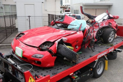ロードスターに乗った2人、SUVと正面衝突して死亡。車の残骸が凄まじい