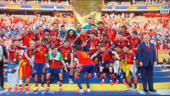 【悲報】スペイン代表の優勝後チーム写真にとんでもないものが映り込んでしまう…