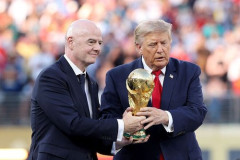 【悲報】トランプ大統領さん、優勝したスペインチームのど真ん中からやんわり排除されてしまうwwwwwwwwww