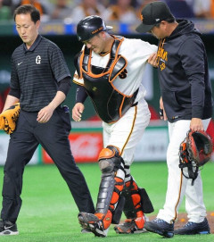 巨人　岸田行倫は病院直行　橋上監督代行「ちょっと明日からの出場は難しいかも」
