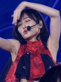 【画像】アイドルがワキ毛ボーホーの放送事故wwwwwwwwwwww
