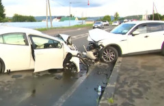 中国籍の男女4人が乗っていたレンタカー、対向車線にはみ出し乗用車と正面衝突…6人病院搬送、車の前面がバキバキに潰れる