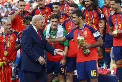 【困惑】W杯決勝の公式写真、トランプ大統領を切り取ってしまう