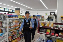 【困惑】スーパーで制服警官が買い物しとったんやが…