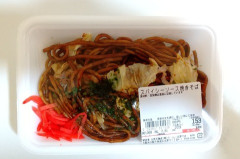 「ラ・ムー」でメンチカツ丼と焼きそば買ってきたよ