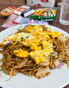 【朗報】こういうざっかけない駄菓子屋で食える焼きそばwwwwwwwwww