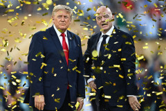 【悲報】ドナルド・トランプ、スペイン代表と写真を撮ろうとしてガン無視される