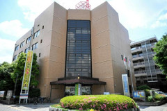 自宅に火を付けてコンビニに車で突っ込んで包丁持って暴れた男に警察官が発砲