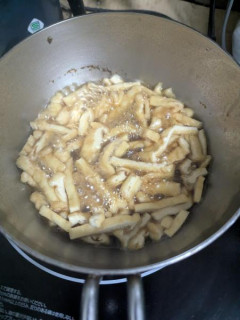 今きつねうどんに乗せるきつね作ってる