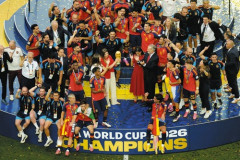 【動画】スペイン国王一家も歓喜の輪に　選手たちからW杯トロフィーのカップリフトを促される