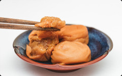 嫁実家が作る梅干しが凄く美味しい。旨味と酸味と塩気のバランスが最高で、市販の梅干しなんか二度と食べたくない・・・