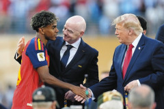 【動画】トランプ大統領、優勝したスペインチームの真ん中に陣取ろうとするもやんわり排除されてしまう