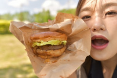 【画像あり】美人YouTuberが水着姿で爆食した結果ｗｗｗｗｗｗｗｗｗｗｗｗ