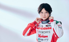 【悲報】女性レーシングドライバーjujuさん、あまりにも遅すぎて外人レーサーから中指を立てられる