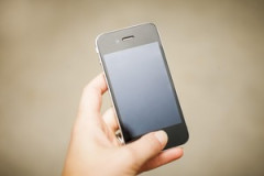 『スマートフォンが高すぎて買えない』「iPhone」も一斉値上げ…“中古スマホ”に脚光　傷ありの「Cランク」が人気   中には2万円台も