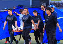 フェンスに激突してブルーシートで隠されながら担架で運ばれたロッテ西川史礁、ただの打撲