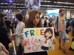 【爆笑】美女さんのフリーハグ、意外とみんなしないwwwwwwwwww