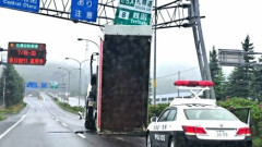 【画像】 ダンプカー、看板を豪快にぶっ壊すｗｗｗｗ