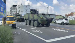 台湾陸軍の装輪装甲車「雲豹」、即時戦備演習で屏東市街地を通過！
