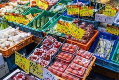 【画像】生成AIに飲み込まれた日本の八百屋さん、完全に終わる…　「マジで見づらいだけ」「キモすぎ！前に戻せ」