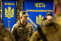 ウクライナのシルスキー軍総司令官を解任、人気の国防相と対立…市民が大規模抗議！