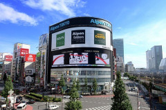 新宿の巨大画面でMECHATU-Aを拝めるなんて贅沢すぎでしょ！大画面のヒーローたちに圧倒されて、通行の邪魔にならないよう大人しくオタ活しやがれ！「放映期間 7月22日(水)～7月28日(火)」