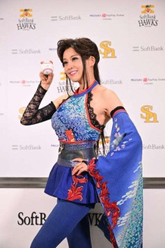 藤原紀香、“明治版”キャッツアイ姿でPayPayドーム降臨 “ノーバン”に大歓声「人生で初めて届きました」