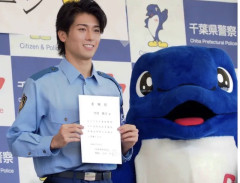 ◆画像◆警察官の制服で登場した日本代表MF 中村敬斗がイケメンすぎると話題に！ファン5千人が大集結