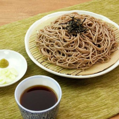 【悲報】蕎麦屋「蕎麦はつゆにつけるな！そのまま口に含んでからつゆを飲め！」