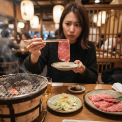「肉がどう見ても生だそ？」高須克弥氏、生肉食べる？ 動画に心配の声「焼かない焼肉」「大丈夫なのかな？」