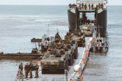 ポーランド海軍、揚陸艦からポンツーンブリッジを用いた沿岸上陸演習を実施！