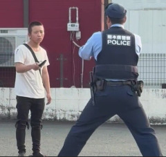 【発砲動画】熊本のコンビニを襲った男が警察官に銃で撃たれるシーンが拡散wwwwww