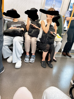 【画像】電車のオバハン、遂に人が座っている上に座り始める