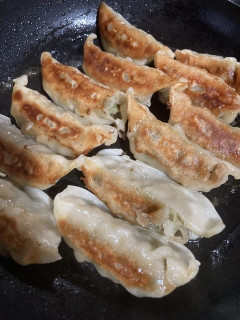 お昼ご飯できた！！！！！！　（餃子とレタスチャーハン)