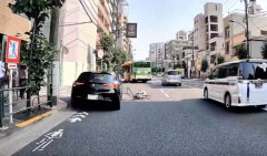 【驚愕】都バス、チャリカスに引きずり倒す