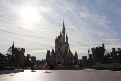 値上げディズニーの「オワコン化」が始まった　「子ども200万人減」の裏で増える40代以上の来園者
