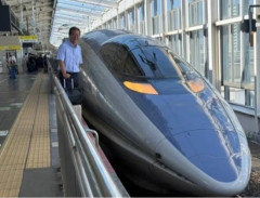 【画像】愛媛県の議員さん、停車中の新幹線に近づいて写真を撮っただけで炎上ｗｗｗ