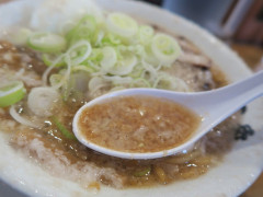 背脂たっぷりの濃厚ラーメンに挑戦しようかと思うけど、食べきれる自信がない。食事マナーについてちょっと教えてほしい。