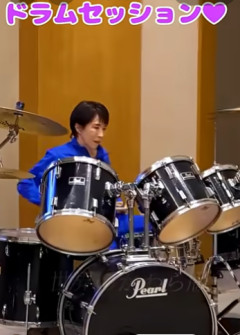 【悲報】高市さん、公邸にドラムを持ち込んで叩いていたｗｗｗｗ