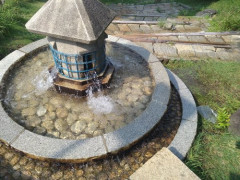 【悲報】いつも公園で飲んでるおっさん、人工川に浸かりながら飲んでる😅wwwwwwwwww