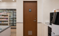 コンビニのトイレで服を脱ぎ店内を全裸で歩いた25歳の男を逮捕