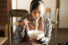 【衝撃】麺をすすれない若者が急増している『原因』、ついに判明する！！！！！
