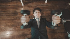 強者「仕事前にジム行くか」強者「仕事前にランニングするか」