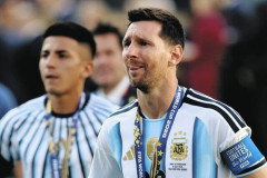 【唖然】韓国人インフルエンサーさん、メッシのユニフォームを玄関マットにして「貶める意図はない」・・・・・・・・・