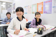 【悲報】自己投資とかいって子供を小学校から塾やら私立やら行かせて名門私立大卒にさせる親、バカ。