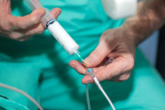 【悲報】麻酔医師（39）が駅のトイレで自分に麻酔を打ち「死ぬ死ぬ！」と絶叫して逮捕される