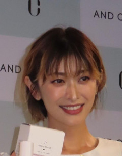 こんな4児ママいるのかっ　山田優、凄い姿でイベント　9頭身!?　169cm最強の全身ルックスが圧倒的　相当に鍛えてる